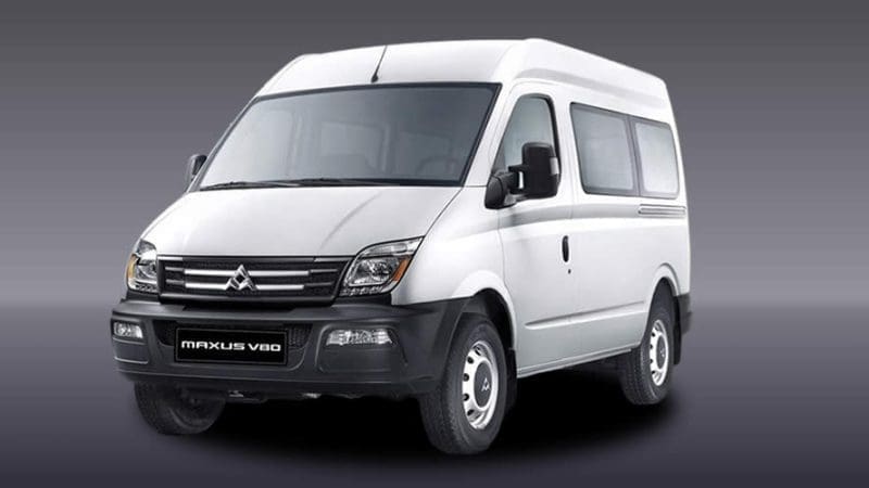 大通V80商旅車具備13座位，考慮行李及舒適度，建議8人包車