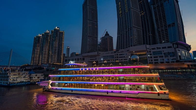 2025重慶兩江夜遊船指南|船票優惠、登船方式與船上拍照攻略