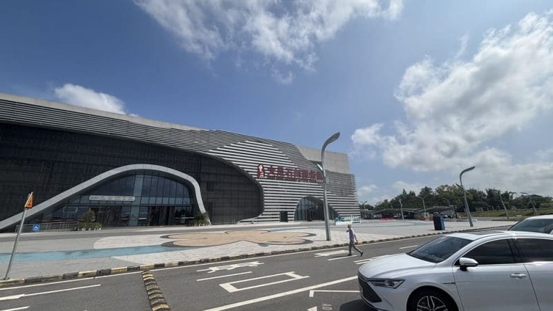 渝蓉高速大足石刻服務區實拍直擊，吃喝玩樂直通世界文化遺產